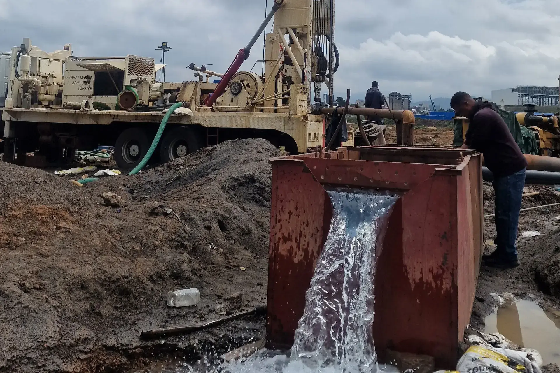 Drilling rig and water discharge during a pumping test at Ethiopian Airlines