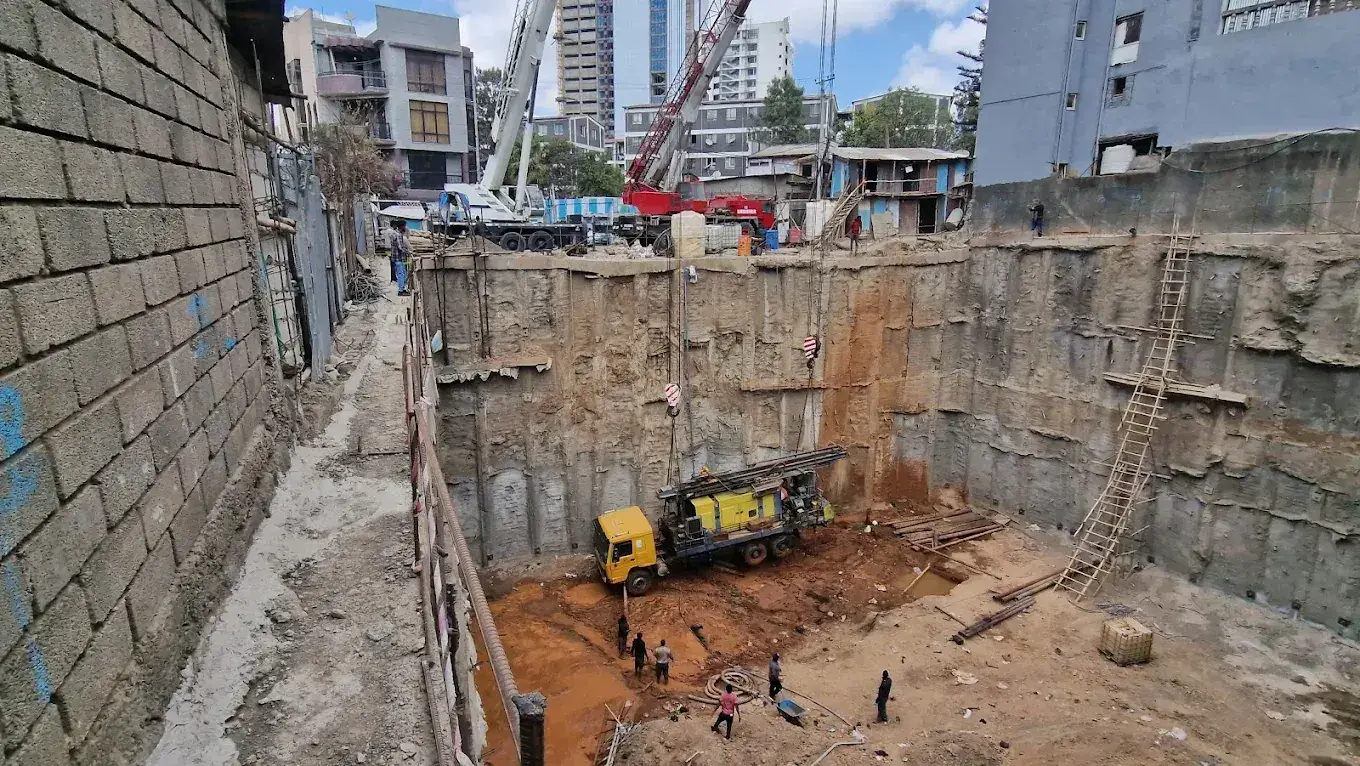 Overview of the shored excavation at the CREDOCS site