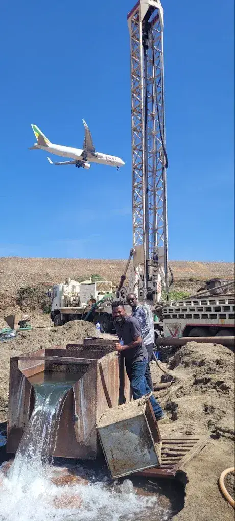 Liyat rig at the Ethiopian Airlines site with an aircraft overhead